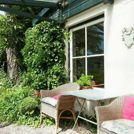 Graceful Holiday In With Fenced Garden 슐