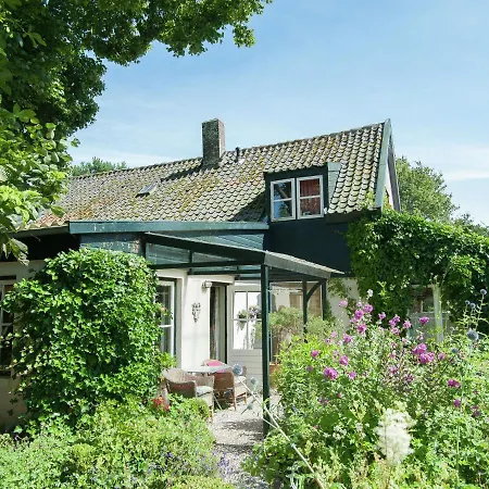 Graceful Holiday In With Fenced Garden